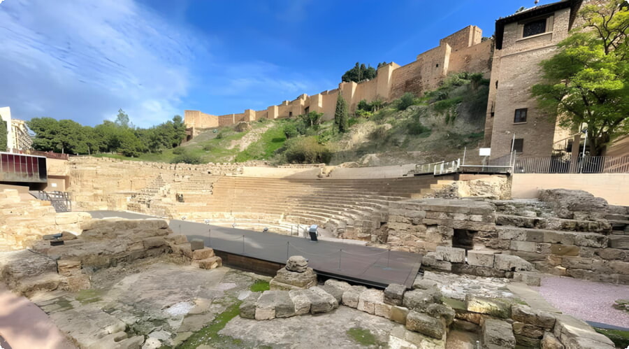 Alcazaban linnoitus kukkulan laella